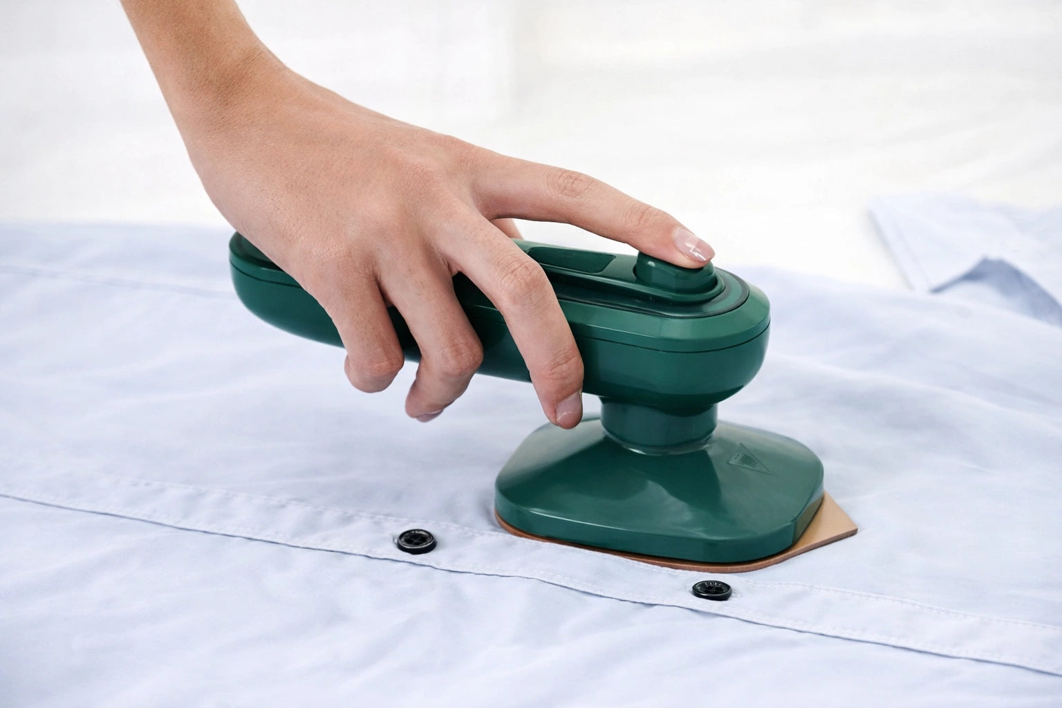 PORTABLE TRAVEL IRON & GARMENTS STEAMER